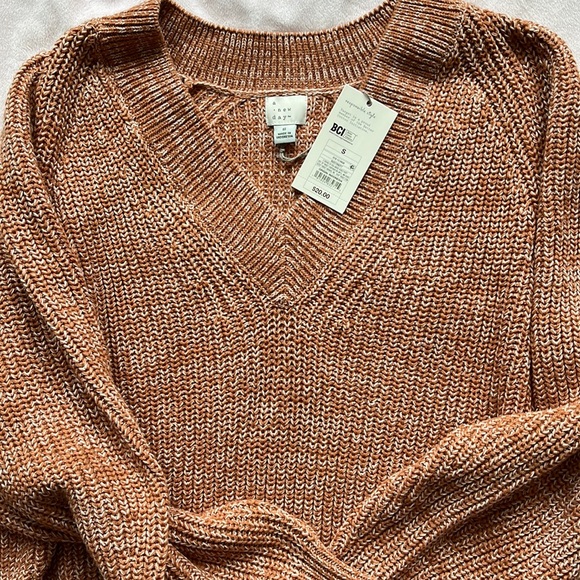 Orange V-neck sweater- new with tags - Picture 1 of 3